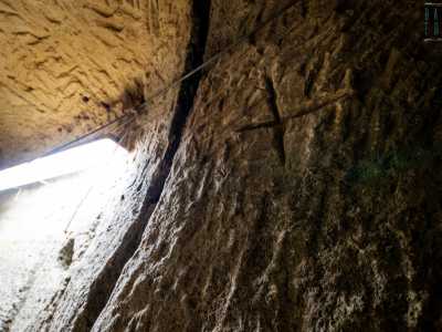 I muri sono sempre in calcarenite, ma pi� scuri rispetto agli altri ambienti visitati e osservandoli si intravedono una serie di croci...
